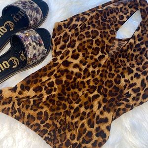 Cheetah print neck crossed tank top